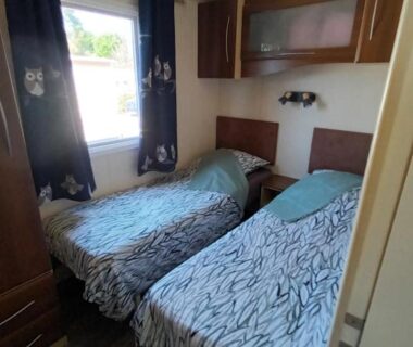 Chambre intérieure avec deux lits jumeaux dans le mobil-home La Chanterie Agréable Mobil-Home Résidentiel Normand