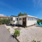 Terrasse couverte devant mobil home au camping La Cigale Bleue