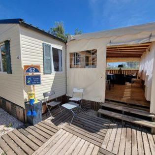 Terrasse en bois avec chaises au mobil home La Cigale Bleue