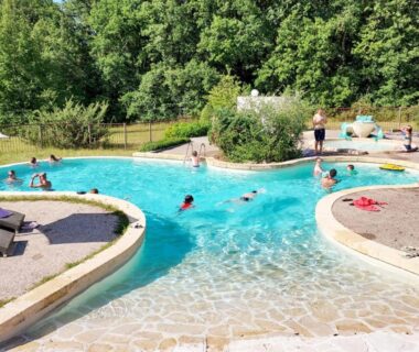 Piscine extérieure entourée d'arbres dans la vallée de la Dordogne à La Clairière