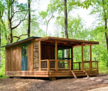 Cabane en bois sur terrasse dans la forêt au camping La Clairière Écocamping en vallée de la Dordogne