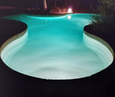 Piscine nocturne éclairée au camping La Clairière