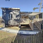 Terrasse en bois devant un mobil-home dans le camping La Criste Marine