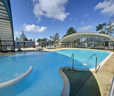 Piscine couverte et extérieure au camping La Criste Marine