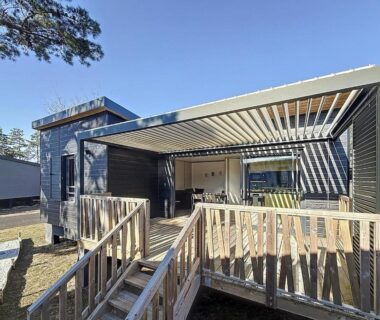 Terrasse couverte avec pergola et escalier du mobil-home La Criste Marine