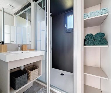 Salle de bain avec douche et étagères dans l'hébergement La Criste Marine