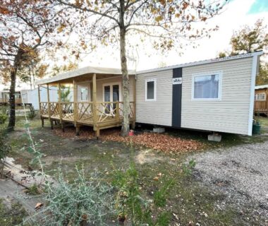 Mobil-home sur emplacement ombragé avec terrasse en bois au camping La Dolce Vita