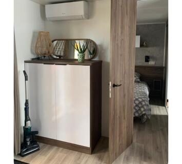 Intérieur du mobilhome avec coin cuisine et chambre visible à La Dolce Vita