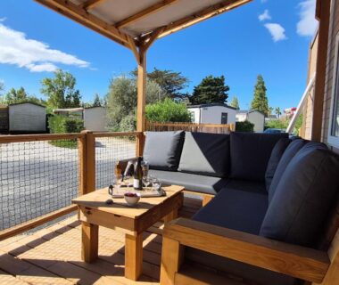 Terrasse en bois avec canapé et table du mobil home La Dolce Vita Méditerranéenne