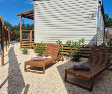 Terrasse avec chaises longues devant le mobil-home La Dolce Vita Méditerranéenne