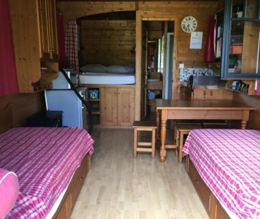 Intérieur avec deux lits et coin repas dans La Dorépontaise ROULOTTE