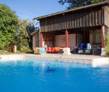 Piscine et terrasse devant la roulotte à La Dorépontaise ROULOTTE