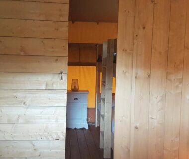 Intérieur en bois avec cloison et meuble dans La Ferme de Clareau Glamp'In Lodge Nature