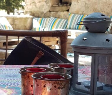 Terrasse décorée de photophores et d'une lanterne à La Ferme de Clareau