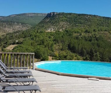 Terrasse piscine avec chaises longues dans La Ferme de Clareau Glamp'In Lodge Nature