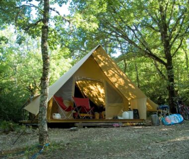 Sous bois avec tente safari et terrasse en bois à La Ferme de Clareau Glamp'In Lodge Nature