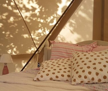 Intérieur de tente avec lit et coussins dans La Ferme de Clareau Glamp'In Lodge Nature