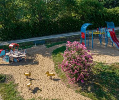 Aire de jeux avec toboggans et jeux extérieurs au camping La Forêt Enchantée