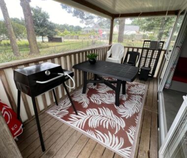 Terrasse couverte avec table chaises et barbecue du mobil-home La Grande Métairie Location Mobil-Home 4p