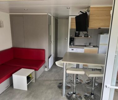 Salon et kitchenette dans le mobil-home La Grande Métairie Location Mobil-Home 4p