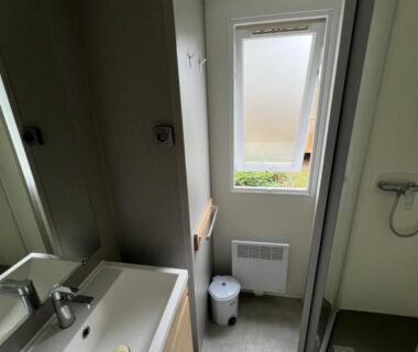 Salle de bain avec lavabo douche fenêtre et radiateur du mobil-home La Grande Métairie Location Mobil-Home 4p
