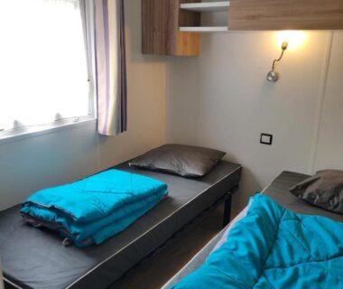 Chambre avec deux lits simples dans le mobil home La Lette fleurie