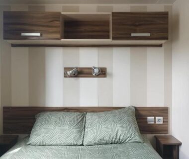 Chambre avec lit double et rangements dans La Margotine Mobil Home Cosy Plage et Dunes Camiers