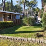 Terrasse et jardin devant mobil home dans le camping La Margotine Mobil Home Cosy Plage et Dunes Camiers