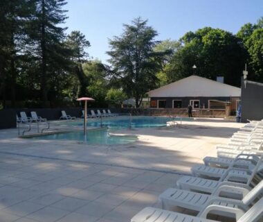 Piscine extérieure et transats au camping La Margotine Mobil Home Cosy Plage et Dunes Camiers