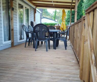 Terrasse en bois avec table et chaises du mobil home La Margotine Mobil Home Cosy Plage et Dunes Camiers