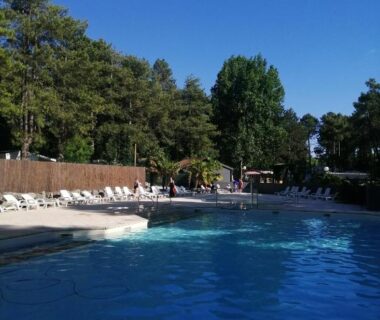 Piscine extérieure avec transats au camping La Margotine Mobil Home Cosy Plage et Dunes Camiers