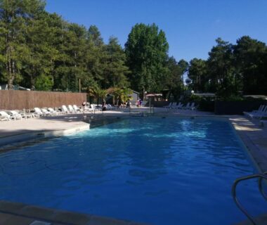 Piscine extérieure bordée de transats au camping La Margotine Mobil Home Cosy Plage et Dunes Camiers