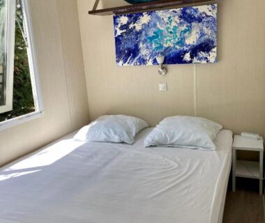 Chambre avec lit double et fenêtre ouverte dans La Paillote de Claire