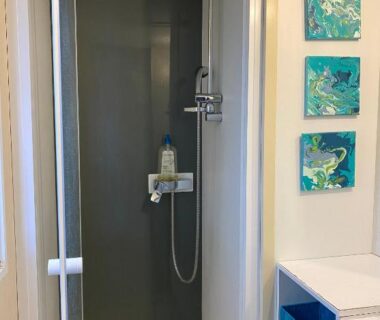 Salle de bain avec cabine de douche à La Paillote de Claire