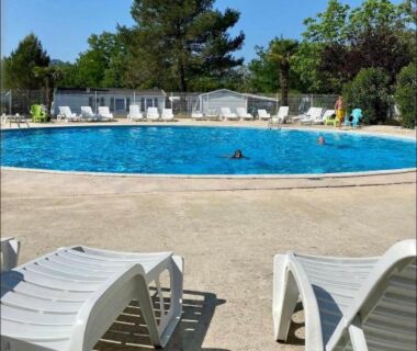 Espace aquatique chauffé avec chaises longues au camping La Paillote de Claire