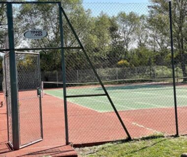 Terrain de tennis extérieur clôturé au camping La Paillote de Claire