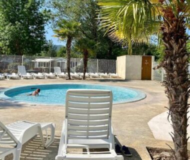 Pataugeoire et transats au bord de la piscine du camping La Paillote de Claire