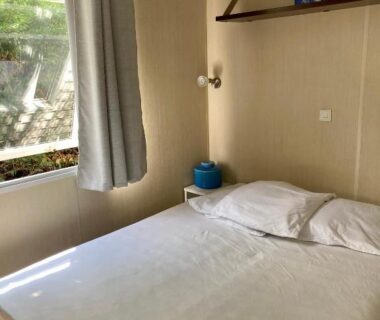 Chambre avec lit double et fenêtre dans La Paillote de Claire
