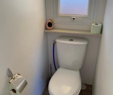 WC compact avec fenêtre au camping La Parenthèse