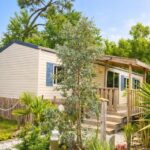 Mobil-home sur terrasse avec jardin et pins La Pinède Ensoleillée au Camping La Dune Blanche