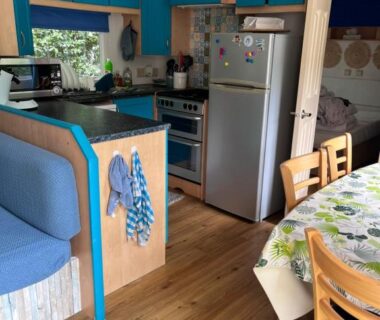 Intérieur avec cuisine équipée et coin repas du mobil-home La Pinède Ensoleillée au Camping La Dune Blanche