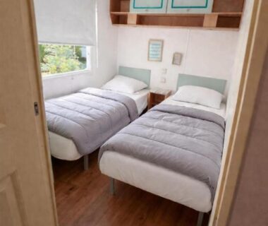 Chambre avec deux lits jumeaux dans le mobil-home La Pinède Ensoleillée au Camping La Dune Blanche