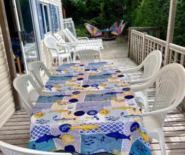 Terrasse en bois avec table, chaises et hamac du mobil-home La Pinède Ensoleillée au Camping La Dune Blanche