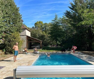 Piscine extérieure avec baigneurs et terrasse au camping La Rossignolerie – POD Cabanes des châteaux
