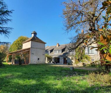 Parc et maison en pierre au camping La Rossignolerie – POD Cabanes des châteaux