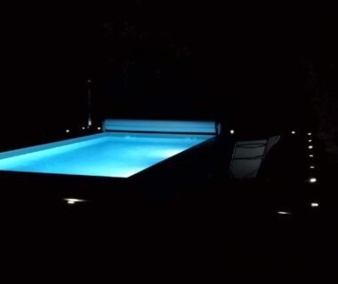 Piscine éclairée de nuit à la Rossignolerie POD Cabanes des châteaux