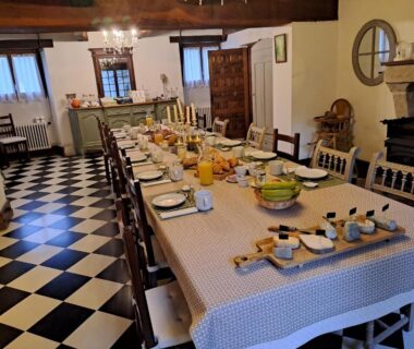 Salle à manger avec longue table dressée dans La Rossignolerie POD Cabanes des châteaux