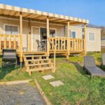 Terrasse de mobil home avec transats au camping La Sérénité Normande