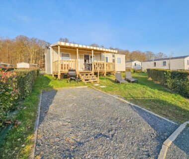 Allée et terrasse de mobil-home avec chaises longues au camping La Sérénité Normande