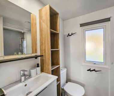 Salle de bain avec lavabo et WC du camping La Sérénité Normande